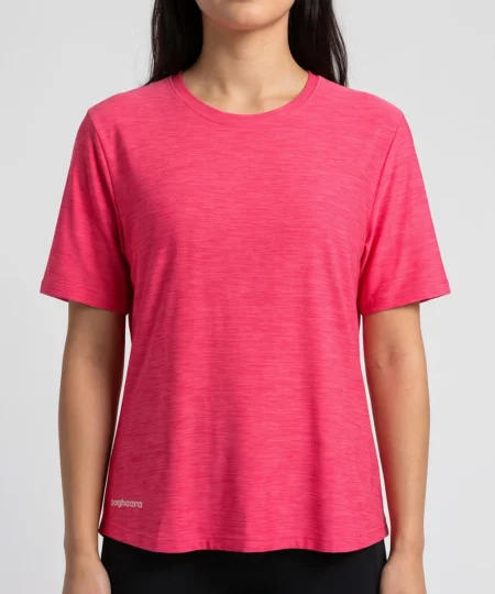 Kvinlig modell visar en ceriserosa Melange tränings t-shirt med lös passform. Modellen visar t-shirten framifrån i en studio med ljusgrå bakgrund.