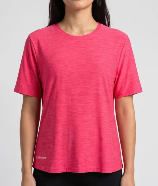 Kvinlig modell visar en ceriserosa Melange tränings t-shirt med lös passform. Modellen visar t-shirten framifrån i en studio med ljusgrå bakgrund.