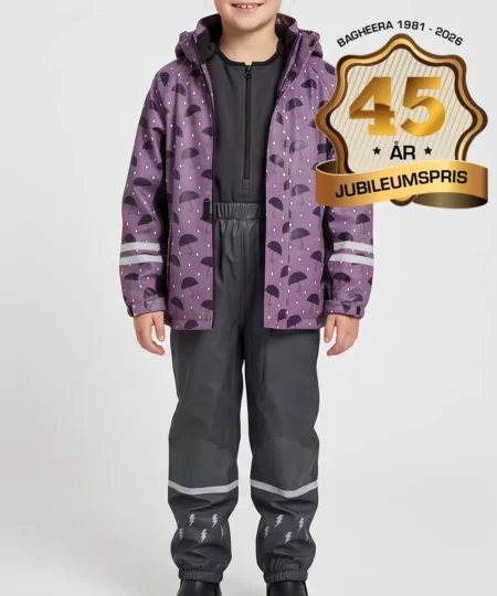 Tjejmodell visar en lila fleecefodrad regnjacka och svarta regnbyxor i ett paketpris. Modellen står framifrån i en studio med ljusgrå bakgrund.